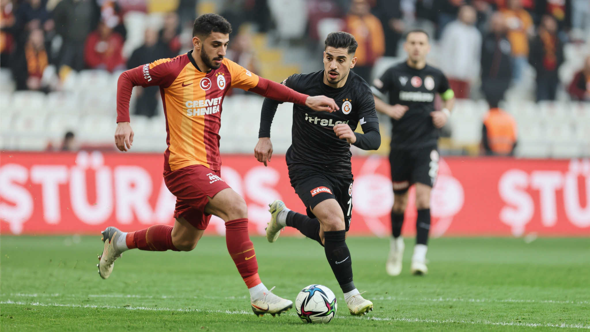 伊尔迪兹:比赛让我振奋,未来全力迎战曼城 作为本赛季崭露头角的新星,伊尔迪兹用自己的稳定发挥